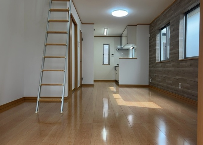 【居間・リビング】 | 直線タイプはLとDKを一直線に並べた形で対面キッチンのタイプです。一般的なのでよく見かけるかもしれません。直線タイプに似た直接アイランドタイプは、キッチンとダイニングの間に壁がない分広く感じられます。