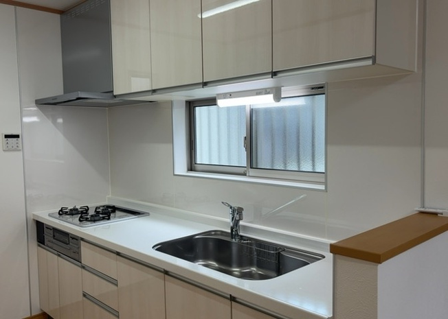 【キッチン】 | 標準的なシステムキッチンの横幅は、165cm～300cm程度です。2100・2400・2550・2700などミリ単位で表記されます。普段どのように料理をするのかを想定しながら合ったサイズを選びましょう