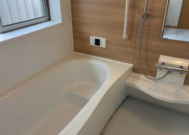 【浴室】 | 入浴時の快適さも大事なことですが、綺麗な状態を維持できなければ気持ちよく入浴できません。毎日の掃除が楽という点は大事なポイントになります！カビが生えにくく掃除がしやすい、壁や浴槽を選ぶといいでしょう。