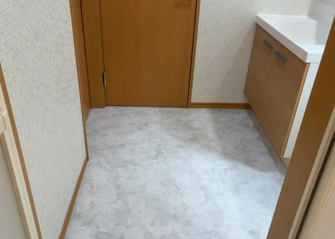 【脱衣所】 | 多くの戸建て住宅で見かける洗面脱衣所は、洗面台と洗濯機が2畳ほどのスペースに並べられていて、洗面所が脱衣所を兼ね備えている間取りが一般的です。お客様が利用することもある、パブリックな空間でもあります。