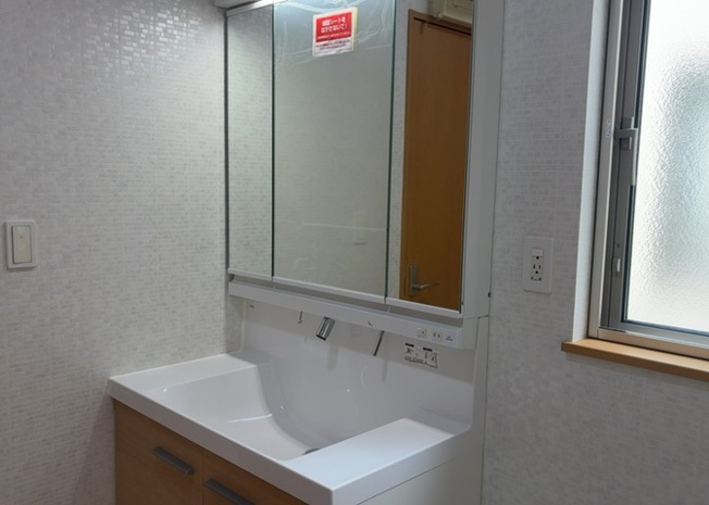 【独立洗面台】 | 洗面化粧台では顔を洗ったり、身だしなみを整えることが本来の使い方ですが、用途によっては洗面化粧台に求められる機能が違ってくるため、ご自身や家族のライフスタイルに合ったものを選ぶことをおすすめ致します。