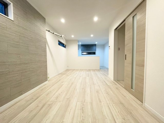 大枝西新林町1丁目　区割②　1号地　新築参考プラン　建築条件付土地の完成予想図|【施工例：リビング】リビング階段はご家族が毎日顔を合わせることができるので、コミュニケーションの場が増えます♪