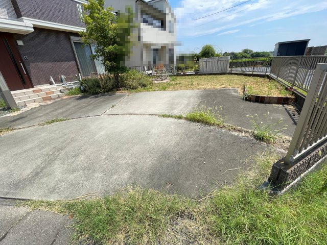 藤岡市本動堂　中古1980の駐車場
