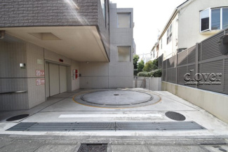 【駐車場】 | マンションの駐車場スペース。空きの有無や駐車料金、サイズ規定などについては、改めてお問い合わせください。～即日のご見学可能～　お問合せはお気軽にどうぞ。