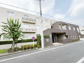 【外観】 | 手入れの行き届いた外壁やエントランスなど、「見ればわかる」レベルで清潔感を保ったマンションです。築年数を感じさせない姿で皆様をお出迎えします。～即日のご見学可能～　お問合せはお気軽にどうぞ。