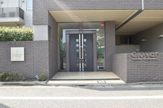 【エントランス】 | お客様を、そして住人を出迎えてくれるマンションのエントランス。ゴミが落ちていないことからも、管理状態の良さや住民の節度の高さが見て取れます。～即日のご見学可能～　お問合せはお気軽にどうぞ。