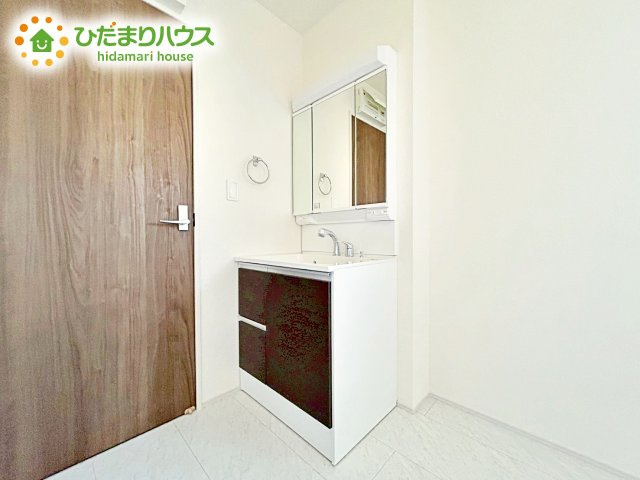 【独立洗面台】 | 水戸見川12期　新築戸建　3号棟 | 三面鏡は自分では見えにくいところまで見ることができるので、身だしなみを整える際などにはとても便利です(*^^*)