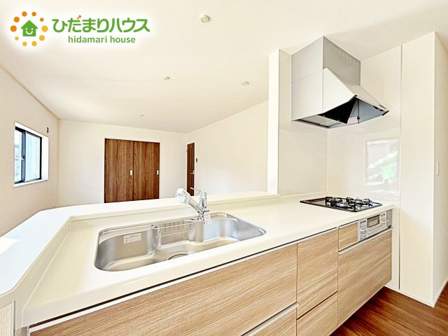 【キッチン】 | 水戸見川12期　新築戸建　3号棟 | 3口コンロと収納豊富なキッチンで、ママの毎日のお料理もはかどります☆