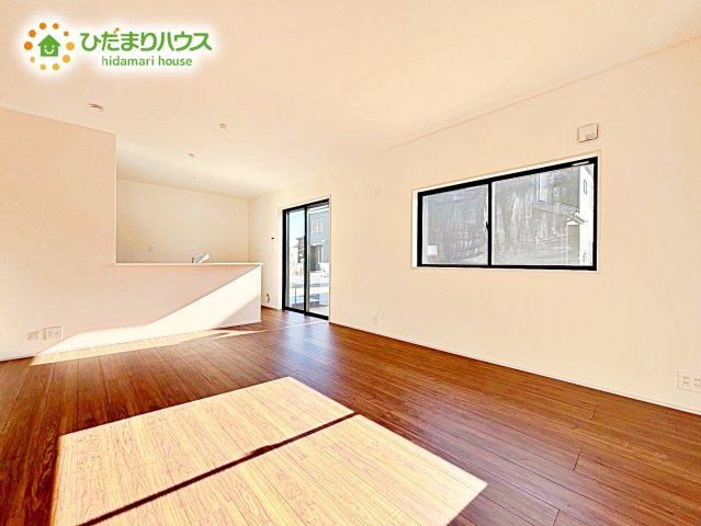 【居間・リビング】 | 水戸見川12期　新築戸建　3号棟 | 家族で一番長く過ごすのがリビング。南向きで明るく気持ちの良い空間です。カウンターに隣接してダイニングテーブルを設置することで配膳作業もラクラク！