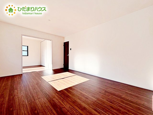 【居間・リビング】 | 水戸見川12期　新築戸建　3号棟 | 奥行き感あるLDK。一体の空間ながらほどよい距離を保ち、家族がおもいおもいに好きな場所で寛げます。