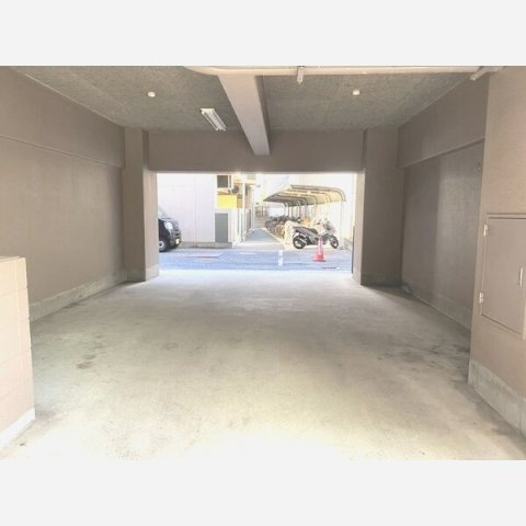 ラ・ペンテの駐車場