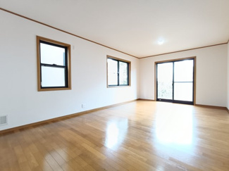 【居間・リビング】 | リスタイル西志津8丁目 | 南向きの明るいリビングダイニング。家族が自然と集まるゆったりLDK。