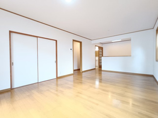 【居間・リビング】 | リスタイル西志津8丁目 | リフォーム済みで即入居可能な快適空間。家族の会話が弾む陽だまりのLDK。