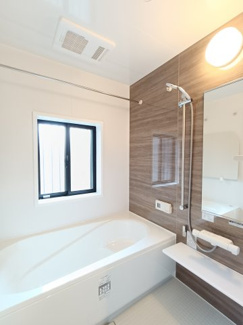 【浴室】 | リスタイル西志津8丁目 | 新規交換のユニットバスで一日の疲れをリフレッシュ。換気乾燥機付きで雨の日も安心。