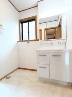 【その他】 | リスタイル西志津8丁目 | 清潔感あふれる明るい洗面スペース。三面鏡付きで身だしなみチェックもラクラク。