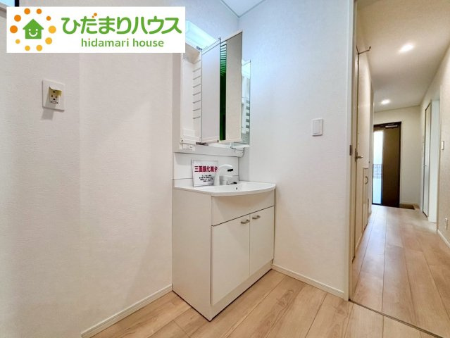 七光台第18　新築戸建　4号棟の独立洗面台|大きな三面鏡の独立洗面。鏡の後ろは収納となっているのでスッキリと整理できます！							
