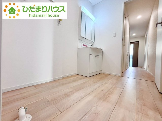 七光台第18　新築戸建　4号棟の脱衣所|ゆったりとした脱衣スペースで、忙しい朝の支度もストレスなくできますね♪						
