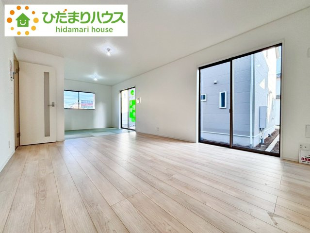 七光台第18　新築戸建　4号棟の居間・リビング|家族だんらんで、笑顔のたえない時間も増えそうな広々としたLDKが魅力です(^^)/窓も多くて明るい空間でくつろげます。							
