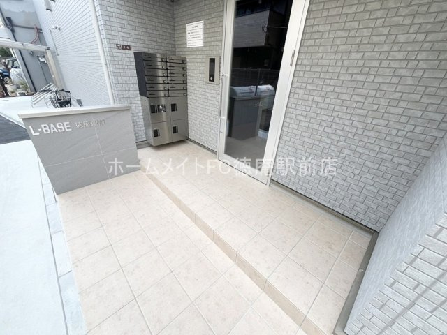 大阪市鶴見区今津中５丁目のハイツのエントランス