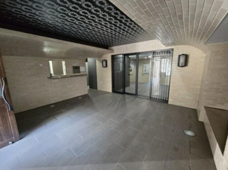 【その他共用部分】 | 重厚感溢れるエントランスは、マンションの優雅さを示す特徴でもあります。