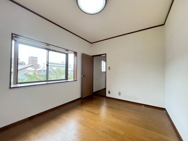 芦屋市大東町貸家の居間・リビング|2階、約6帖の洋室