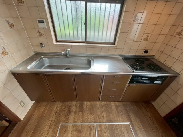 芦屋市大東町貸家のキッチン|三口ガスコンロ、魚焼きグリル付きキッチン