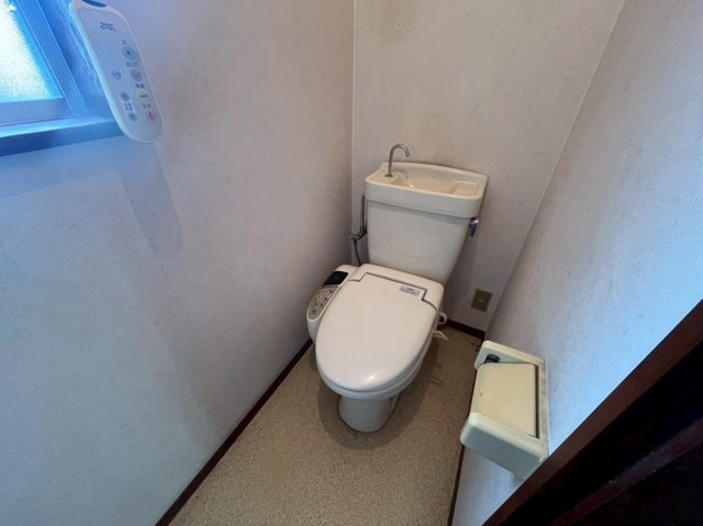 芦屋市大東町貸家のトイレ|白を基調に統一されたトイレ