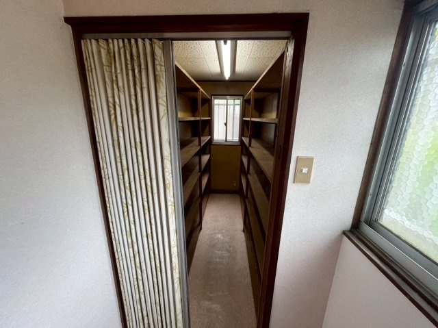 芦屋市大東町貸家の内装|収納スペース
室内のクローゼット等とは別に収納スペースがございます。