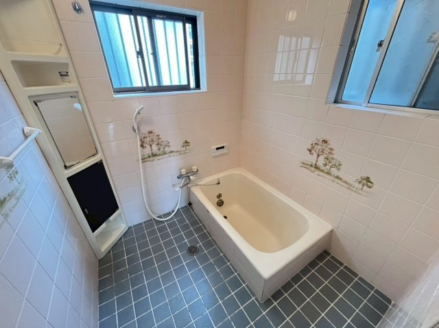 芦屋市大東町貸家の浴室|広々とした浴室