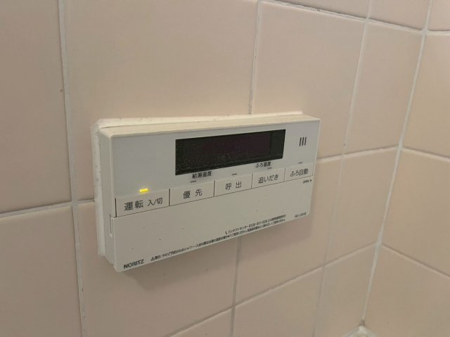 芦屋市大東町貸家の設備|浴室、給湯スイッチ