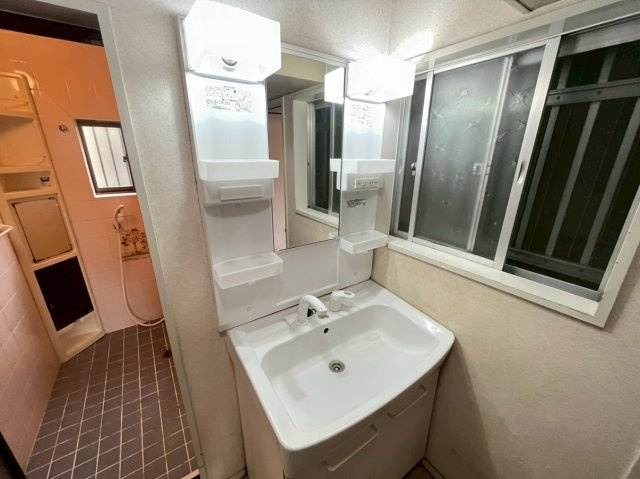 芦屋市大東町貸家の洗面所|独立洗面台