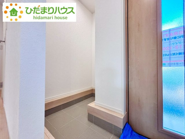 七光台第18　新築戸建　5号棟の収納|"シューズインクローゼットは、靴以外にもゴルフバックやベビーカーを置くことができ、
散らかりがちな玄関もスッキリします(*´▽｀*)