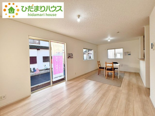 七光台第18　新築戸建　5号棟の居間・リビング|リビングの大きな窓からは、暖かな日の光が降り注ぎます・・・						
