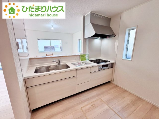 七光台第18　新築戸建　5号棟のキッチン|コンロは嬉しい3口コンロ！シンクはつなぎ目なしでお掃除も簡単です♪							
