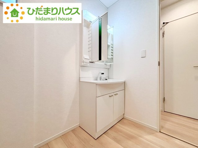 七光台第18　新築戸建　5号棟の独立洗面台|三面鏡の大きな鏡は憧れます(^^♪鏡の後ろは収納となっていて、細かいものでも収納できるのでスッキリと整理できます！							
