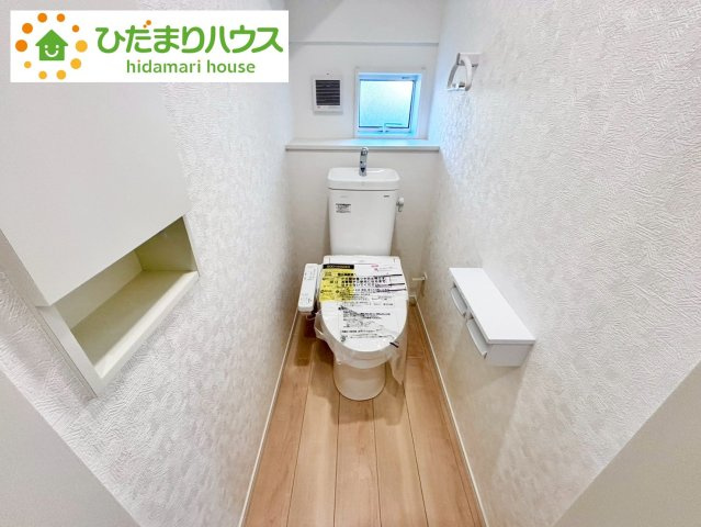 七光台第18　新築戸建　5号棟のトイレ|小窓が付いているので、トイレも明るい空間になっております♪						
