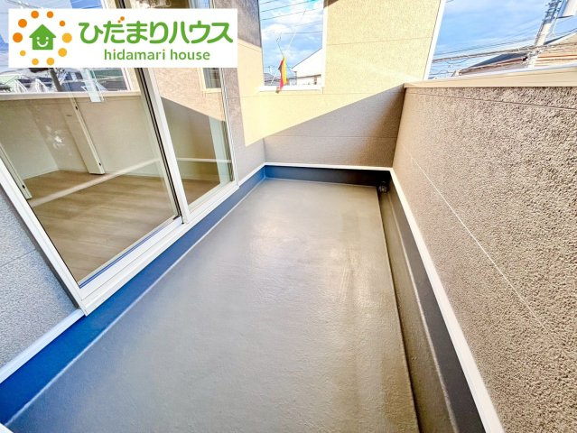 七光台第18　新築戸建　5号棟のバルコニー|屋根付きの広々インナーバルコニーは、共働きのご家庭の強い味方！急な雨でもお洗濯物の心配がいりませんね(^^)/							
