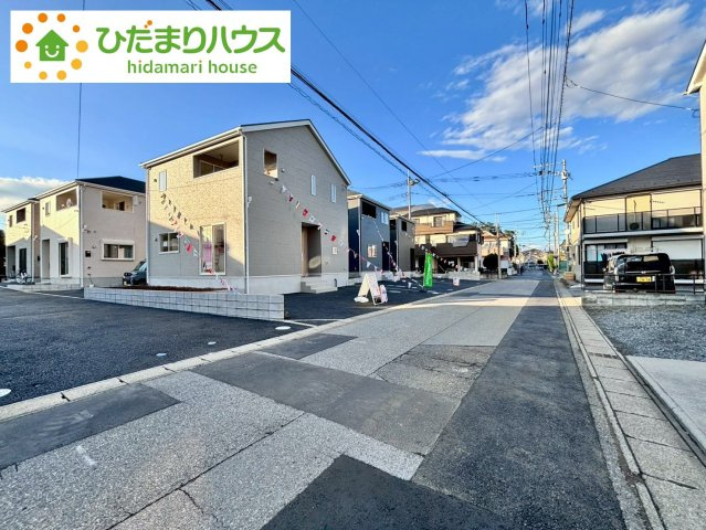 七光台第18　新築戸建　5号棟の前面道路含む現地写真|ゆとりのある前面道路は、駐車もラクラク♪車庫入れのときに嬉しいですね！