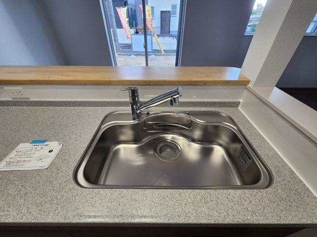 小牧市大字本庄字郷浦　新築戸建のキッチン|浄水器付きの蛇口になります