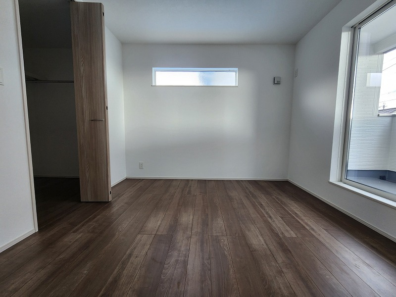 小牧市大字本庄字郷浦　新築戸建の洋室|広々とした主寝室です