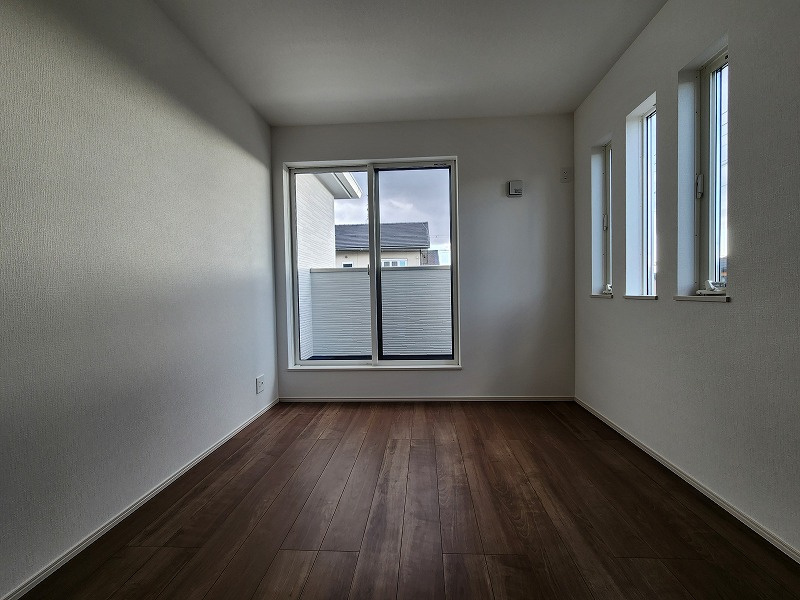 小牧市大字本庄字郷浦　新築戸建の洋室|落ち着いた色調の洋室です