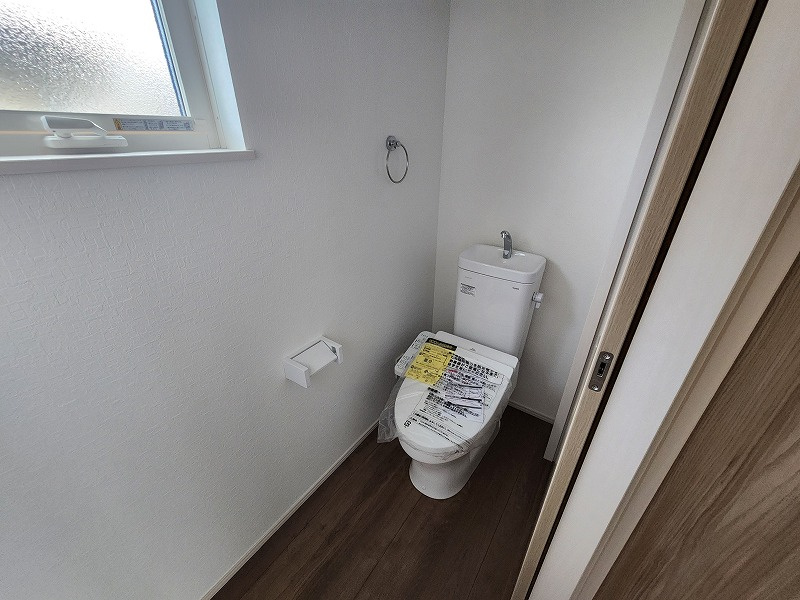 小牧市大字本庄字郷浦　新築戸建のトイレ|2階のトイレです