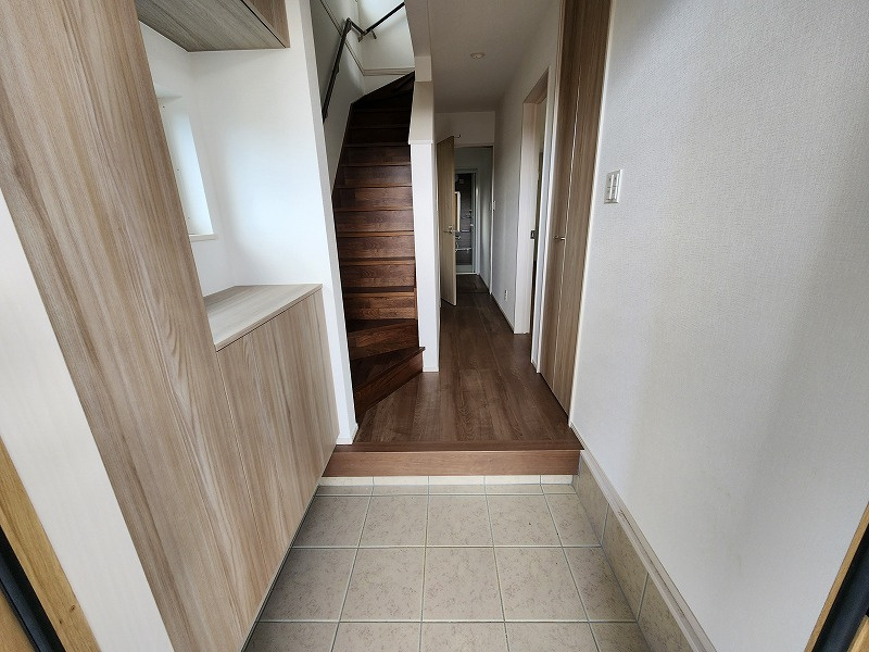 小牧市大字本庄字郷浦　新築戸建の玄関|ゆったりとした玄関です