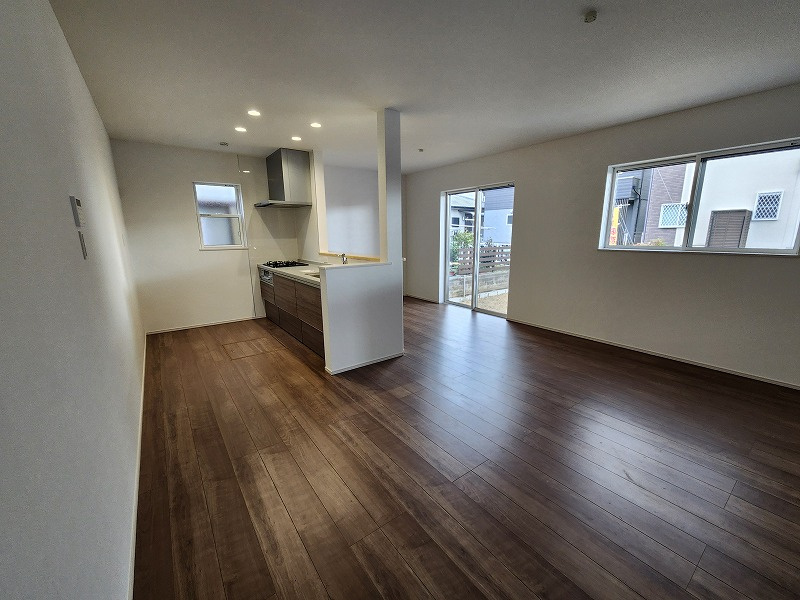 小牧市大字本庄字郷浦　新築戸建の居間・リビング|ゆったりとしたリビングです