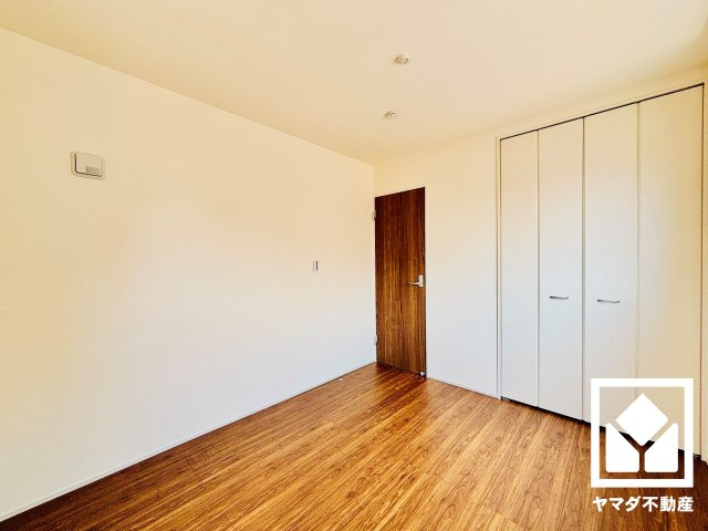 草津市草津町　2期　2号棟の洋室