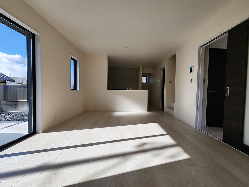 小牧市大字小牧原新田　新築戸建の居間・リビング|ゆったりとしたリビングです