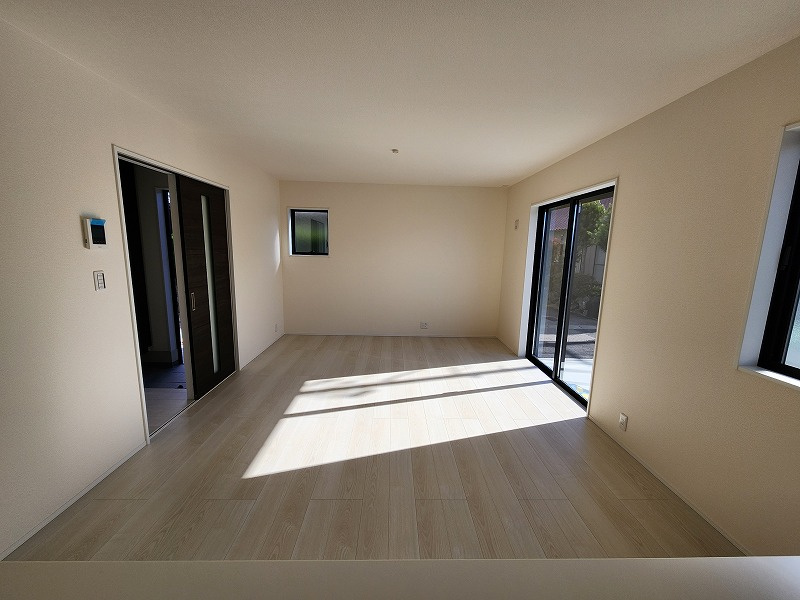 小牧市大字小牧原新田　新築戸建の居間・リビング|ゆったりとしたリビングです