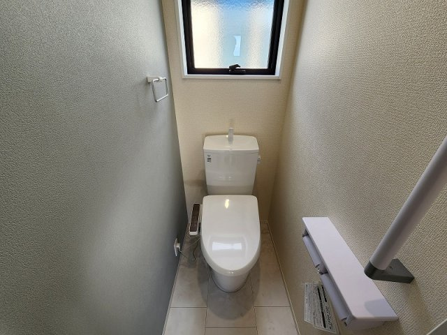 小牧市大字小牧原新田　新築戸建のトイレ|2階のトイレです