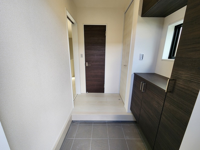 小牧市大字小牧原新田　新築戸建の玄関|落ち着いた玄関です