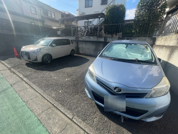 鴨下ハイツBの駐車場